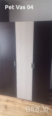 Продавам два трикрилни гардероба единият е с надстройка 