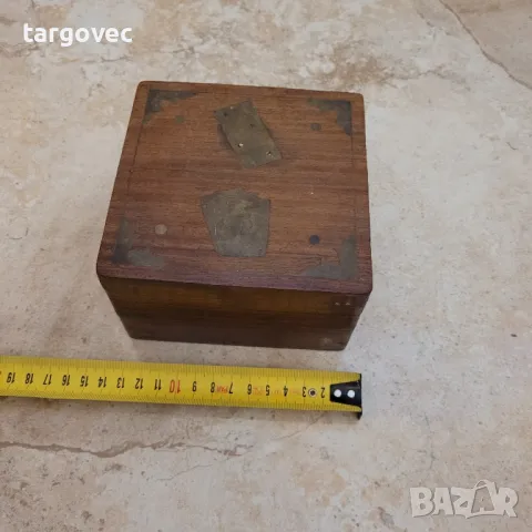 махагонова кутия за игри