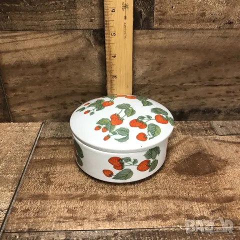 Стара Винтидж кръгла керамична кутия  за дрънкулки/ бонбони/ бижута/ ягоди   Внос Германия 🇩🇪, снимка 3 - Антикварни и старинни предмети - 47996333