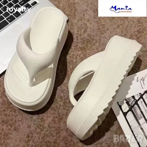 Бели олекотени джапанки на платформа