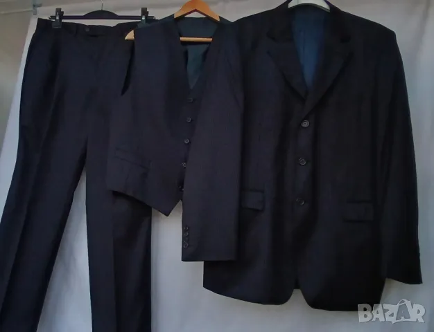 Мъжки луксозен черен костюм състоящ се от три части, сако, жилетка и панталон.