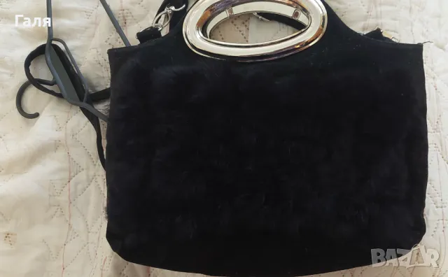 Черна чанта велур със заешки пух, снимка 4 - Чанти - 47401674