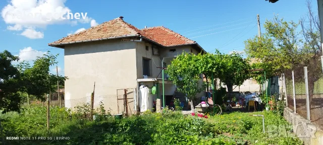 Къща в с.Садовец на два етажа 86 кв.м.,двор 0.8 дка