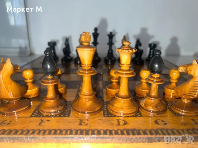 Шах с дървени фигури