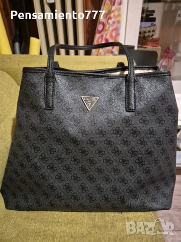 Продавам страхотна чанта на Guess 2 в 1