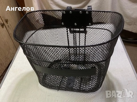 Продавам две предни кошници за велосипед