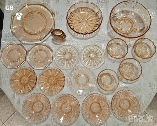 Ретро съдове от цветно стъкло за допълване на сервизи