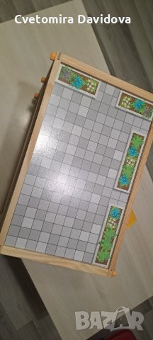 Нова дървена къща с кола и два фигурки баба и дядо.