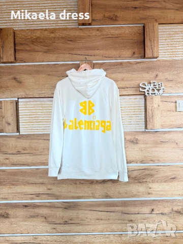 Страхотно худи от Balenciaga с изтъркан вид. Бял цвят, подходящ за всекидневието. Съчетава се перфек