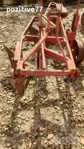 Плуг за трактор Троен много добро състояние, снимка 2 - Селскостопанска техника - 53878859