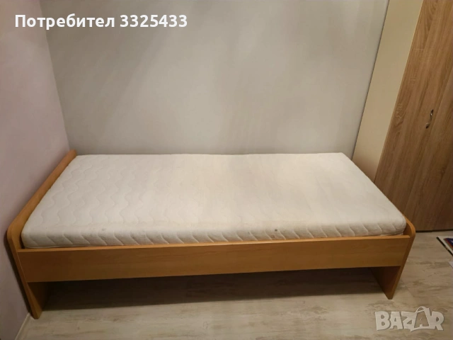Продавам единично легло с матрак
