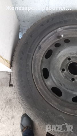 Зимни гуми с джанти, снимка 2 - Гуми и джанти - 36714567