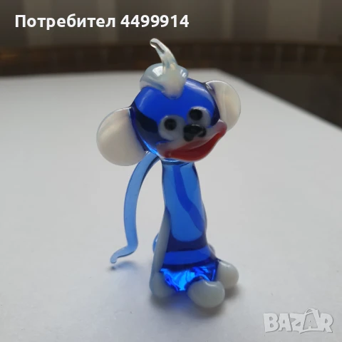 Синя стъклена статуя на маймуна