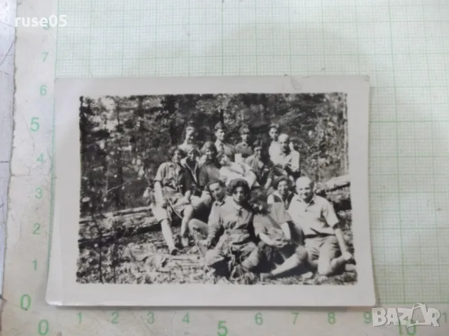 Снимка стара на група в гората в Америка