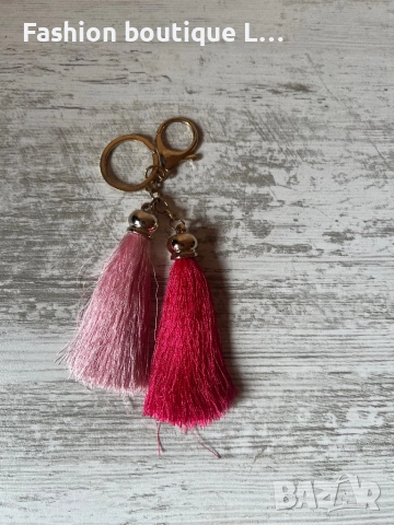 Аксесоар за чанта или ключове с два пискюла в розов и цикламен цвят и златна халка за закачане 🩷💖, снимка 2 - Други - 52352714