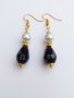 Прекрасните класически стилни обеци с тъмни капковидни кристали и бели перли с цвят злато, снимка 6