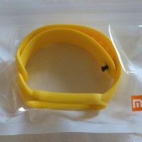 НОВА! жълта каишка за Xiaomi Mi Band 5/6, снимка 2 - Смарт гривни - 30104602