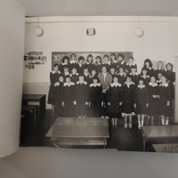 Стар училищен фотоалбум 66 ЕСПУ Петко Напетов 1981 г., снимка 6 - Колекции - 31094828