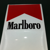 Марлборо цигари стара порцеланова подложка/ поставка , снимка 1 - Антикварни и старинни предмети - 44621453