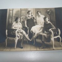 Три стари пощенски картички, ученички от Свищов 1928 - 1930г., снимка 2 - Филателия - 40148915