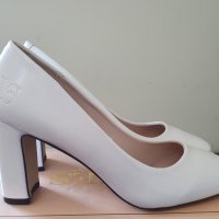 Дамски обувки в бял цвят, снимка 1 - Дамски ежедневни обувки - 38489861