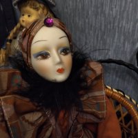 Порцеланова кукла ръчна изработка с ратаново канапе , снимка 3 - Колекции - 38015727