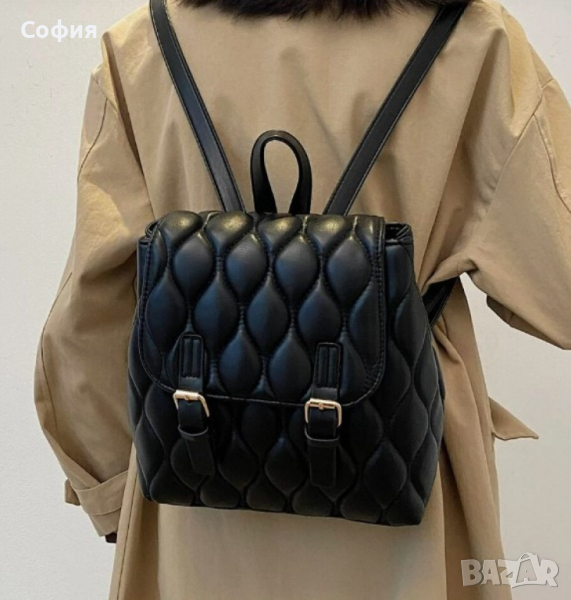 Модерна капитонирана дамска раничка, снимка 1