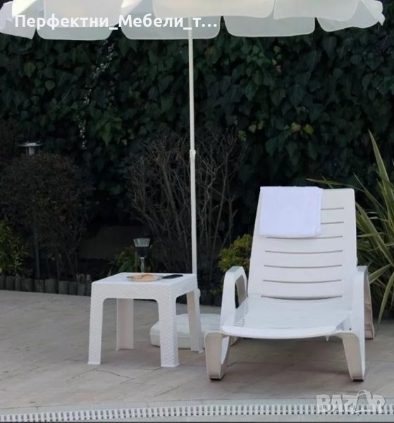 Здрави бели шезлонзи на склад-подлакътници и колела.на едро, снимка 1
