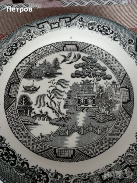 Продавам красива,стара, декоративна чиния.Порцелан.Маркирана., снимка 1