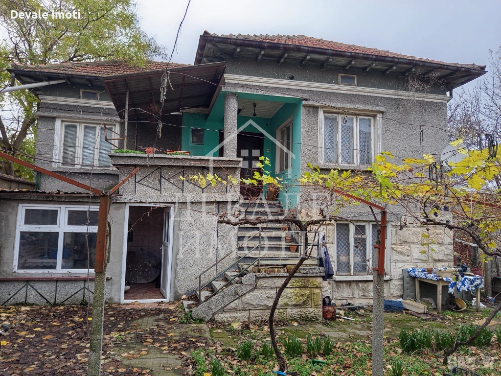 Двуетажна къща с голям двор - център в кв. Средна кула, снимка 1