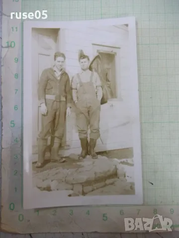 Снимка стара на двама българи пред врата на къща в Америка