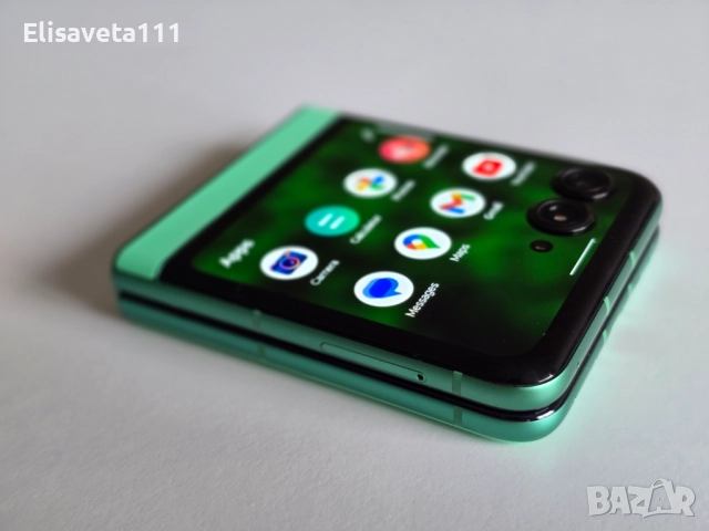 Зелен Motorola RAZR 2025 (RAZR 60) като нов, снимка 2 - Motorola - 52639195