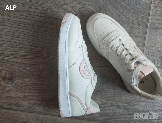 Дамски спортни обувки 