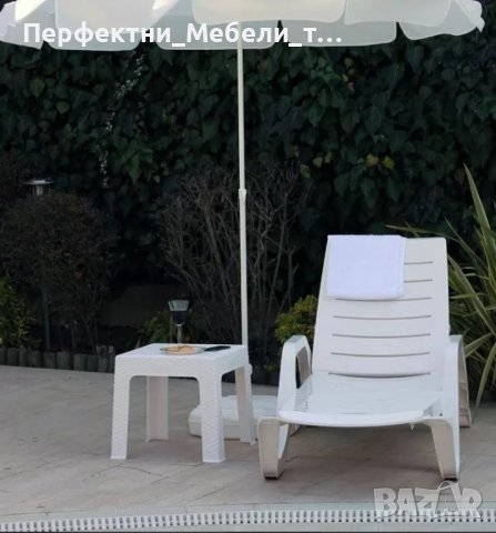 Здрави бели шезлонзи на склад-подлакътници и колела.на едро