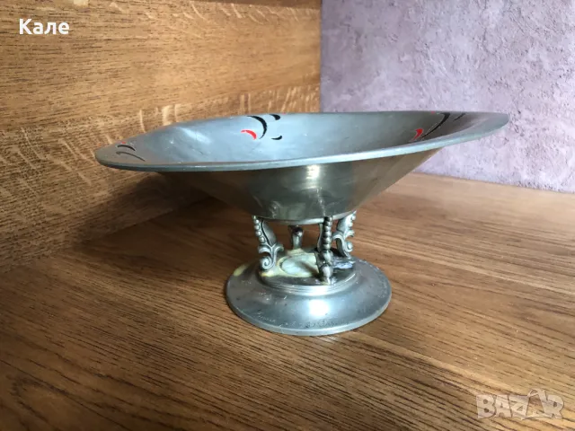 Старинна метална купа с инкрустации 