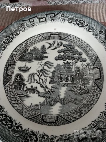 Продавам красива,стара, декоративна чиния.Порцелан.Маркирана., снимка 1