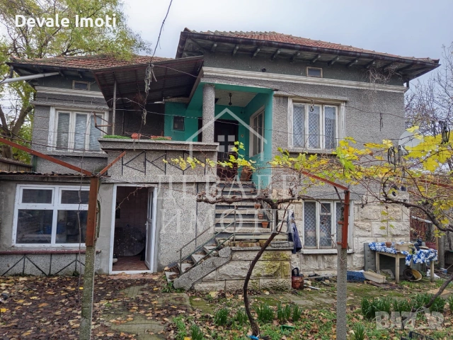 Двуетажна къща с голям двор - център в кв. Средна кула