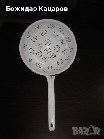 Стар, емайлиран гевгир, със следи от употреба.Цена 26 лева.  Пращам по Еконт.