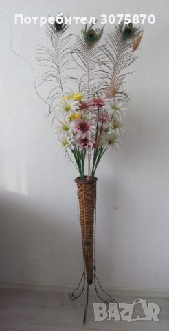 Висока ваза с изкуствени цветя