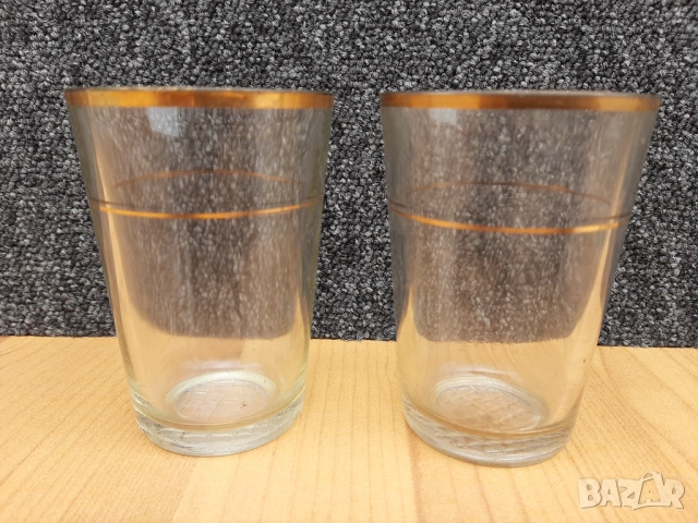 Ретро чаши за вино, вода