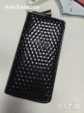 Чисто нов дамски портфейл / клъч с 3D мотиви и лачен ефект 