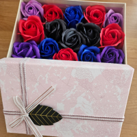 Квадратна картонена кутия с 15 бр сапунени рози , снимка 1 - Други - 44583112