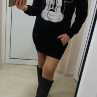 Черна ватирана спортна рокля/туника с качулка и щампа Мики, снимка 1 - Рокли - 30943199