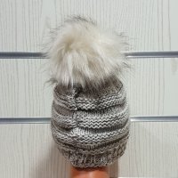 Нова дамска плетена шапка бял меланж с помпон/пух, снимка 4 - Шапки - 30963144
