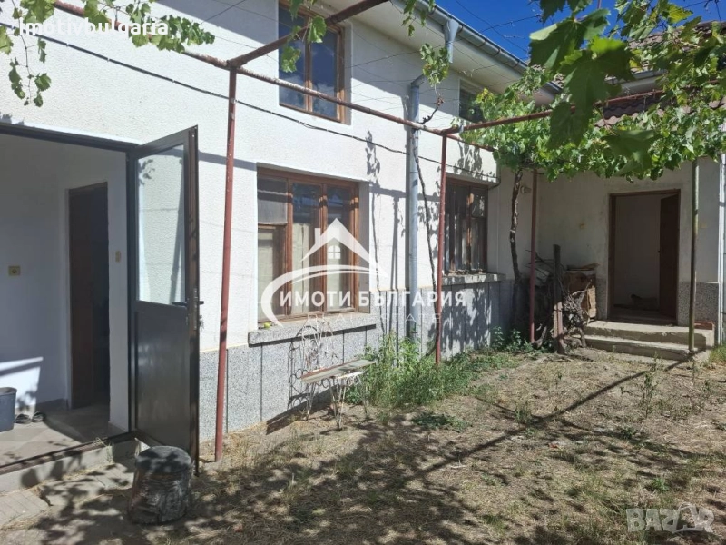 Къща на един етаж в с. Кърнаре, общ. Карлово, снимка 1