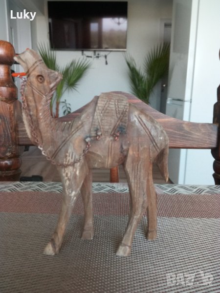 Продавам красива и изящна, статуетка.Камила.Дърворезба.Ръчна изработка., снимка 1