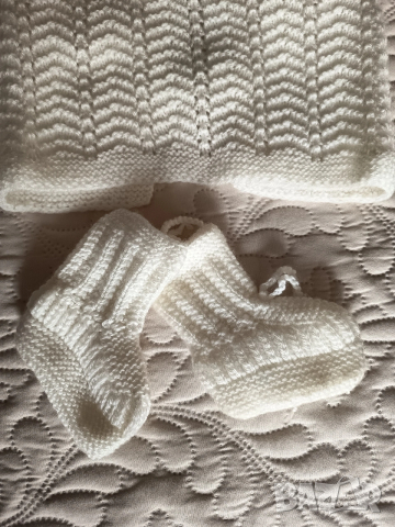 Бебешко елече и терлици ръчно плетени, снимка 8 - Жилетки и елечета за бебе - 53921933