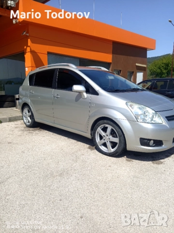 Тойота Корола Версо 2.2 D4D, снимка 2 - Автомобили и джипове - 52875793