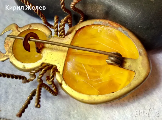 Стара ПОЗЛАТЕНА МЕДНА ФИГУРАЛНА КЕХЛИБАРЕНА БРОШКА БРЪМБАР Ръчна МАЙСТОРСКА ИЗРАБОТКА 48883, снимка 4 - Антикварни и старинни предмети - 48444573