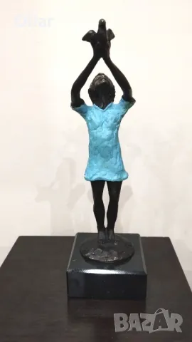 Много красива и впечатляваща статуетка на момиче с птица., снимка 5 - Статуетки - 50336164